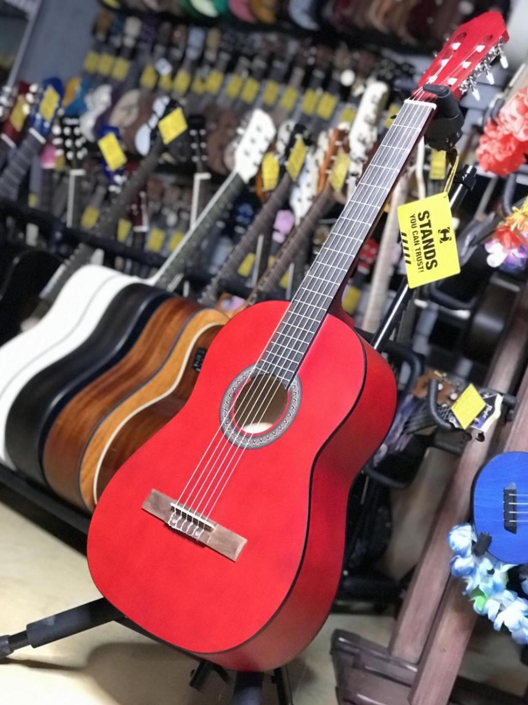 Fabio KM3911 RDS классическая гитара шестиструнная полноразмерная 4/4, цвет темно красный матовый лак от музыкального магазина МОРОЗ МЬЮЗИК