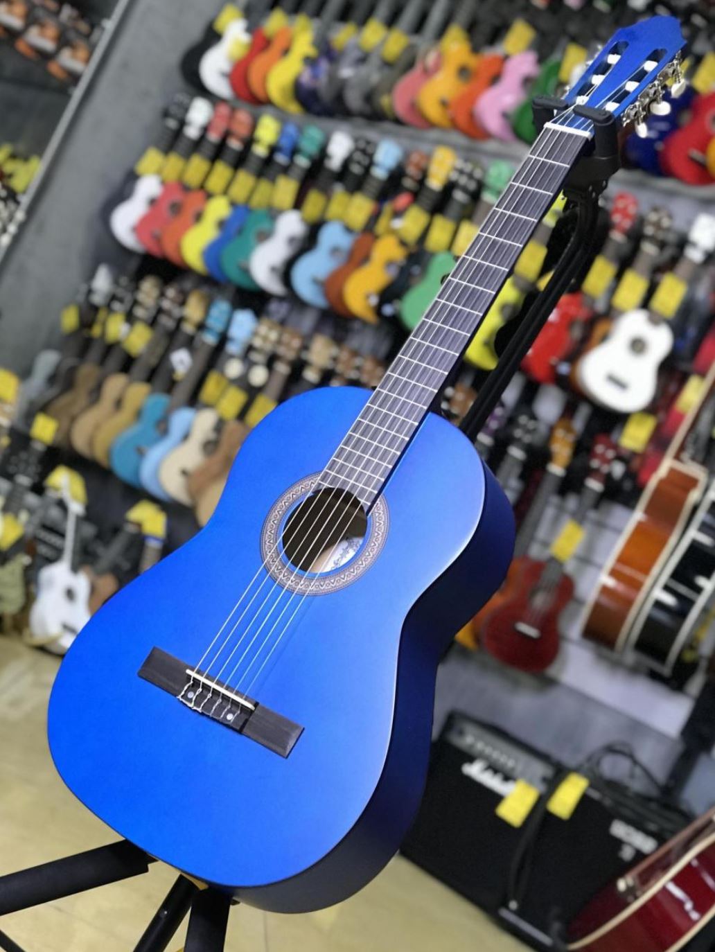 Fabio KM3911 BL классическая гитара шестиструнная полноразмерная 4/4, корпус липа, анкер, цвет синий матовый лак от музыкального магазина МОРОЗ МЬЮЗИК