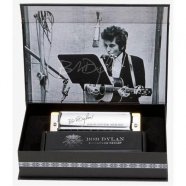 HOHNER M589016 Bob Dylan Губная Гармошка. Именная серия, позолоченные язычки, подарочная упаковка от музыкального магазина МОРОЗ МЬЮЗИК