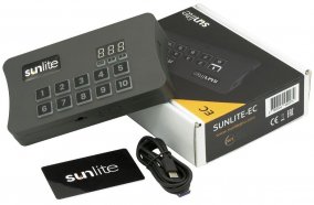 SUNLITE-EC DMX-интерфейс, 1024 канала (опционально 2048), USB Type-C, Micro SD, 13 клавиш с подсветкой, 4 разъема DMX-выход от музыкального магазина МОРОЗ МЬЮЗИК