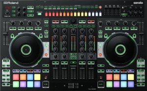 Roland DJ-808 DJ контроллер 4-х канальный микшер для Serato с встроенными классическими TR-606, 707, 808 и 909, 4 высококачественных канальных эффекта от музыкального магазина МОРОЗ МЬЮЗИК